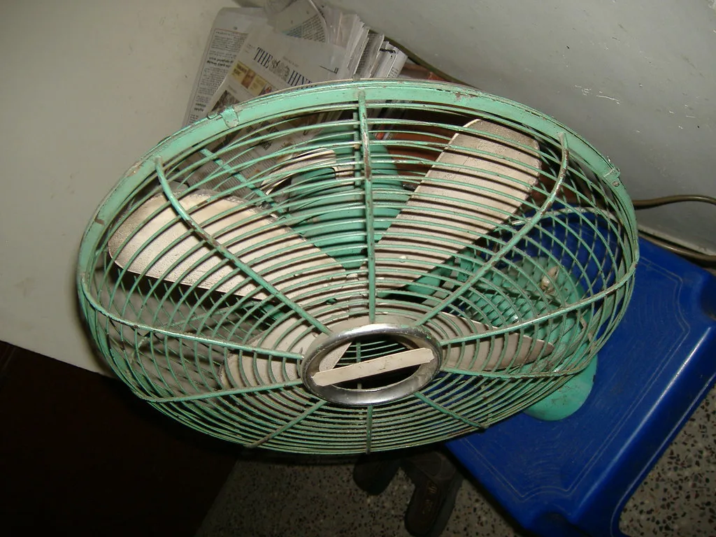 Staande ventilator schoonmaken: rooster, bladen en voet in een paar stappen