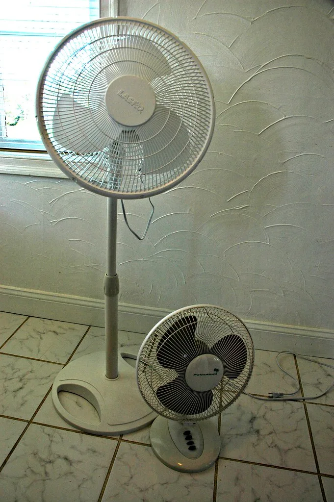 Waarom een staande ventilator vaak de eerste stap tegen warmte is